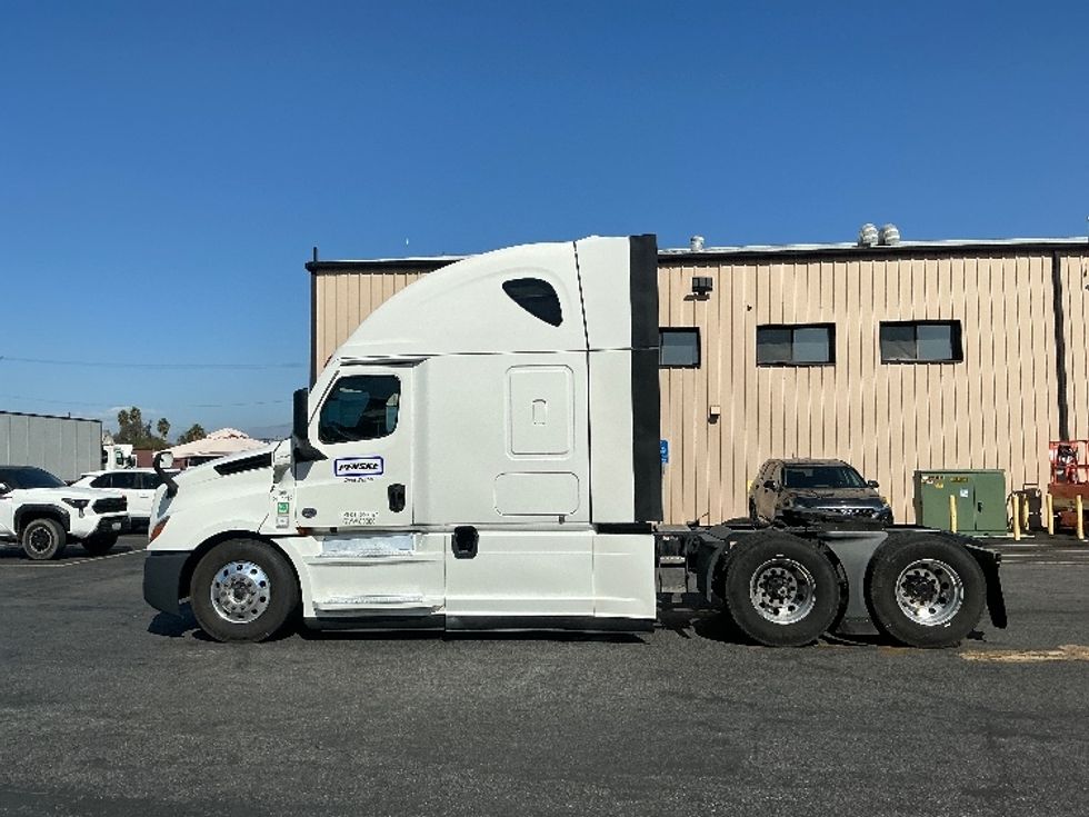 Sleeper Tractor-Heavy Duty Tractors-Freightliner-2024-T12664ST-Torrance-CA-657,175\n\t\tmiles-$ 83,250 - Image 4