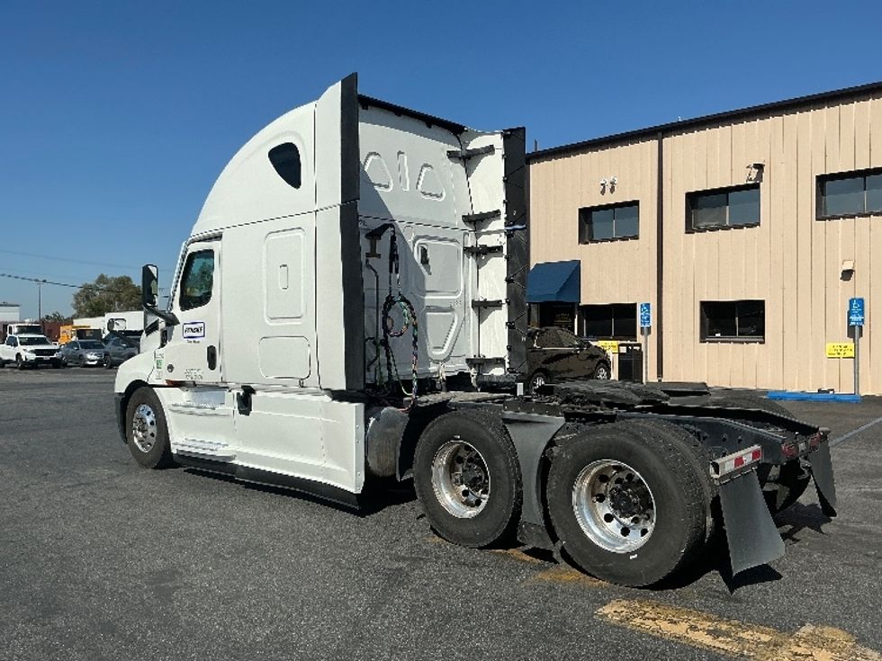 Sleeper Tractor-Heavy Duty Tractors-Freightliner-2024-T12664ST-Torrance-CA-657,175\n\t\tmiles-$ 83,250 - Image 5