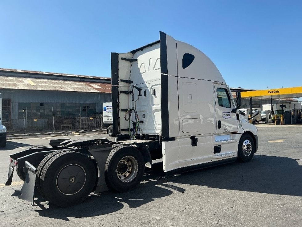 Sleeper Tractor-Heavy Duty Tractors-Freightliner-2024-T12664ST-Torrance-CA-657,175\n\t\tmiles-$ 83,250 - Image 7