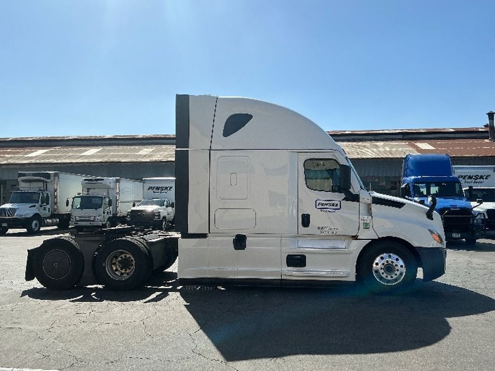 Sleeper Tractor-Heavy Duty Tractors-Freightliner-2024-T12664ST-Torrance-CA-657,175\n\t\tmiles-$ 83,250 - Image 8