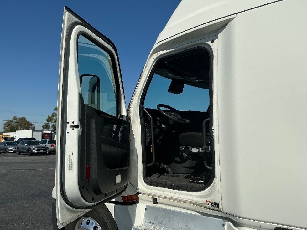 Sleeper Tractor-Heavy Duty Tractors-Freightliner-2024-T12664ST-Torrance-CA-657,175\n\t\tmiles-$ 83,250 - Image 9