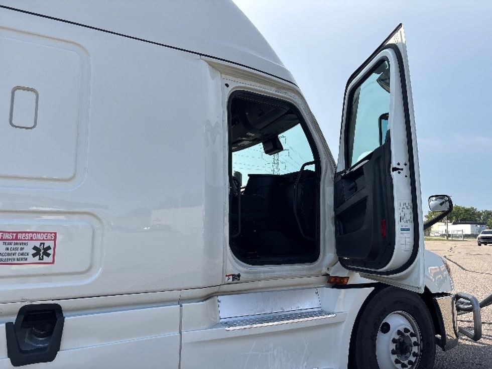 Sleeper Tractor-Heavy Duty Tractors-Freightliner-2024-T12664ST-Warren-MI-543,691\n\t\tmiles-$ 86,000 - Image 13