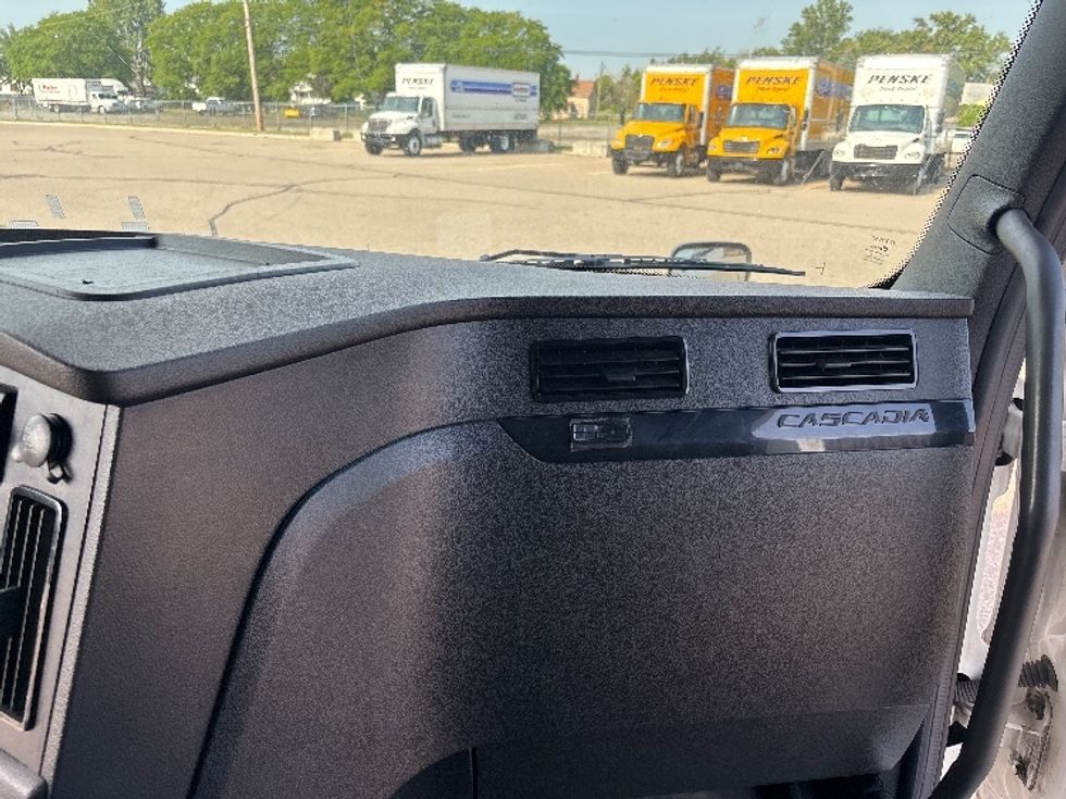 Sleeper Tractor-Heavy Duty Tractors-Freightliner-2024-T12664ST-Warren-MI-543,691\n\t\tmiles-$ 86,000 - Image 14