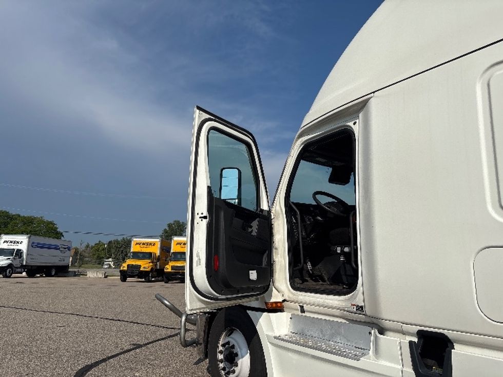Sleeper Tractor-Heavy Duty Tractors-Freightliner-2024-T12664ST-Warren-MI-543,691\n\t\tmiles-$ 86,000 - Image 9