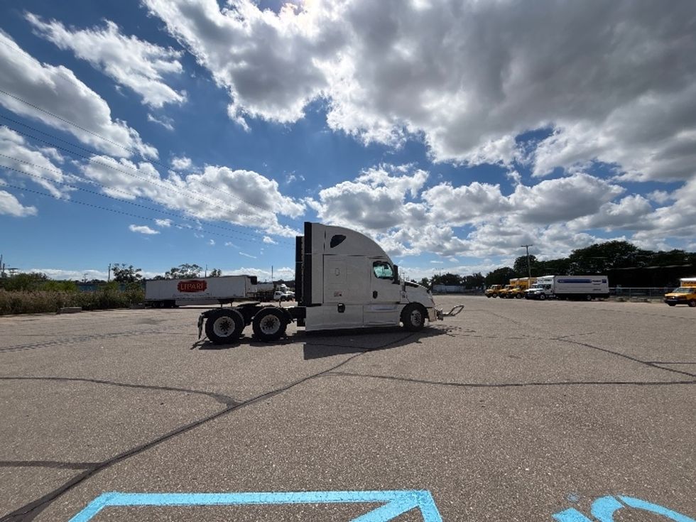 Sleeper Tractor-Heavy Duty Tractors-Freightliner-2024-T12664ST-Warren-MI-612,646\n\t\tmiles-$ 80,000 - Image 8