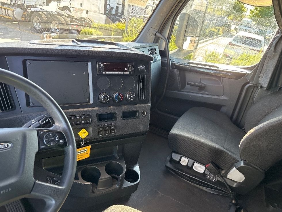 Sleeper Tractor-Heavy Duty Tractors-Freightliner-2024-T12664ST-West Fargo-ND-544,941\n\t\tmiles-$ 77,500 - Image 10