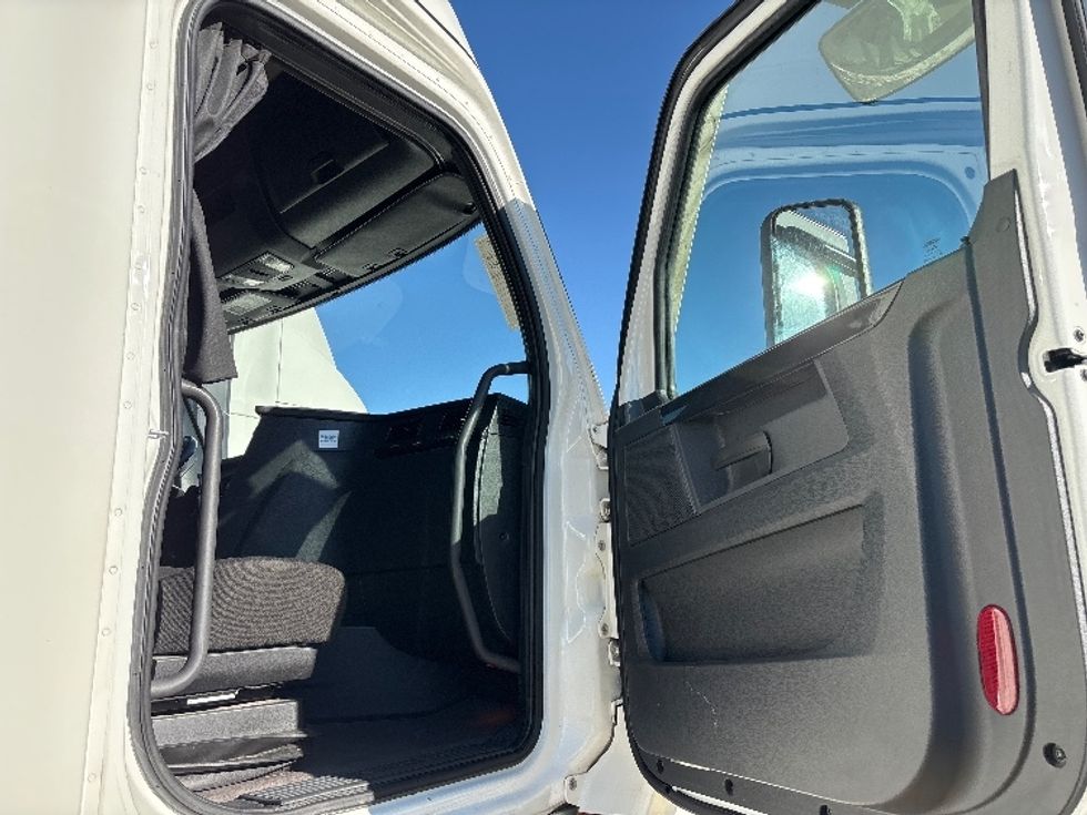 Sleeper Tractor-Heavy Duty Tractors-Freightliner-2024-T12664ST-West Fargo-ND-544,941\n\t\tmiles-$ 77,500 - Image 13