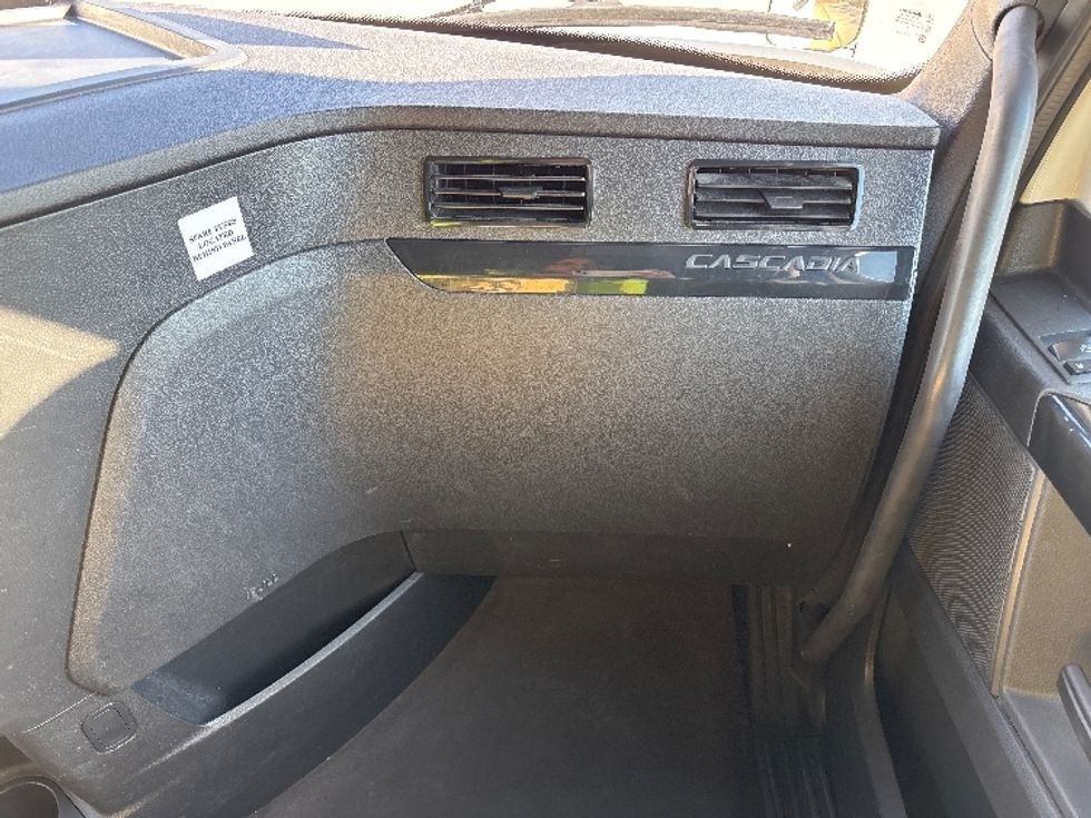 Sleeper Tractor-Heavy Duty Tractors-Freightliner-2024-T12664ST-West Fargo-ND-544,941\n\t\tmiles-$ 77,500 - Image 14