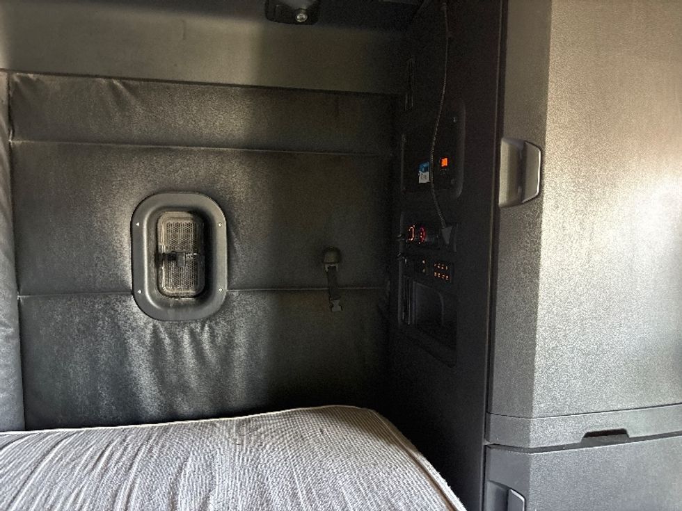 Sleeper Tractor-Heavy Duty Tractors-Freightliner-2024-T12664ST-West Fargo-ND-544,941\n\t\tmiles-$ 77,500 - Image 18