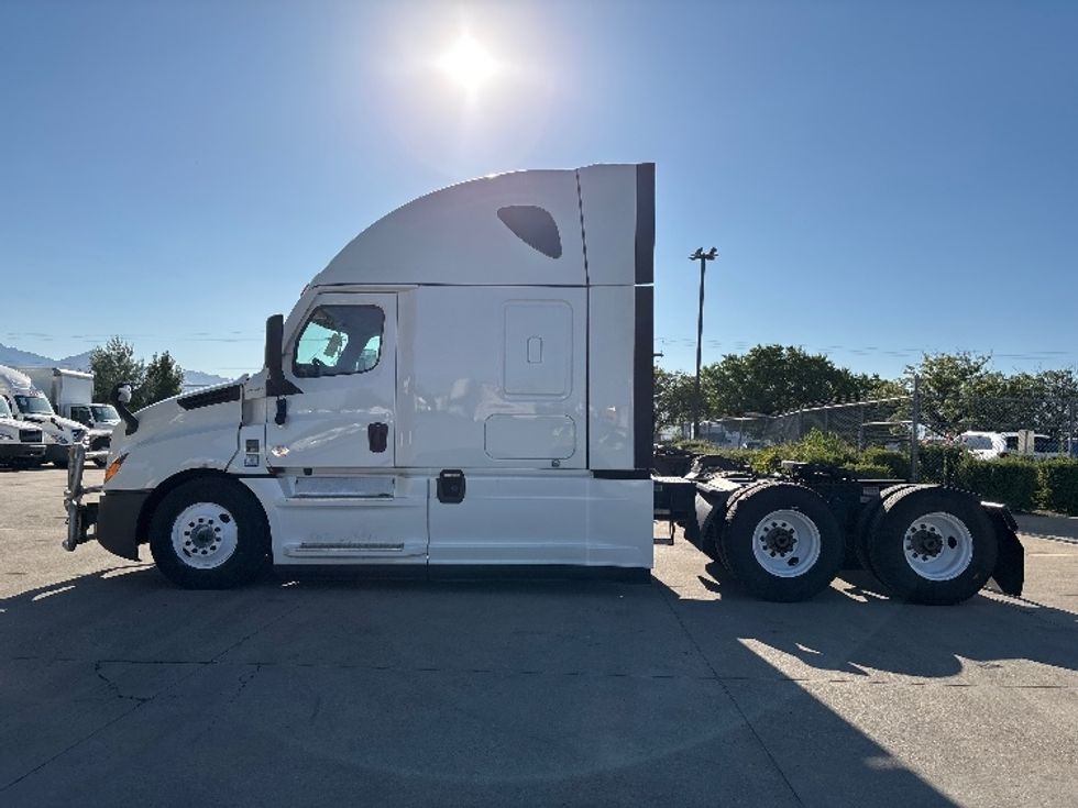 Sleeper Tractor-Heavy Duty Tractors-Freightliner-2024-T12664ST-West Fargo-ND-544,941\n\t\tmiles-$ 77,500 - Image 4