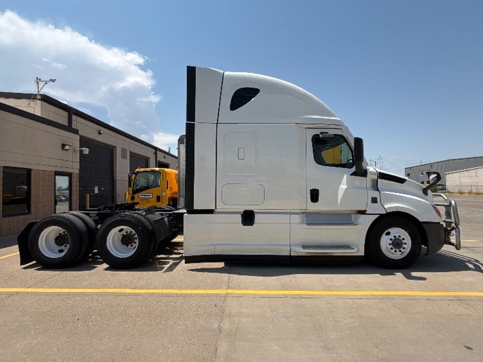 Sleeper Tractor-Heavy Duty Tractors-Freightliner-2024-T12664ST-West Fargo-ND-544,941\n\t\tmiles-$ 77,500 - Image 8