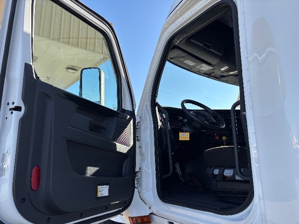 Sleeper Tractor-Heavy Duty Tractors-Freightliner-2024-T12664ST-West Fargo-ND-544,941\n\t\tmiles-$ 77,500 - Image 9