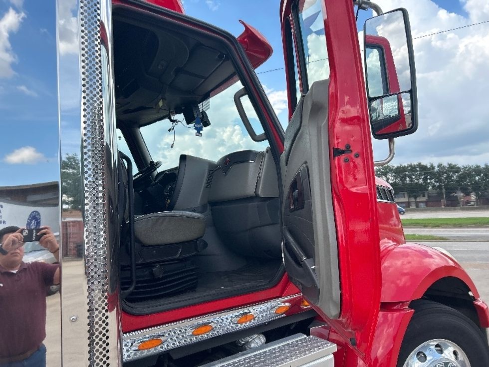 Sleeper Tractor-Heavy Duty Tractors-International-2017-LONESTAR-Houston-TX-327,960\n\t\tmiles-$ 75,000 - Image 13