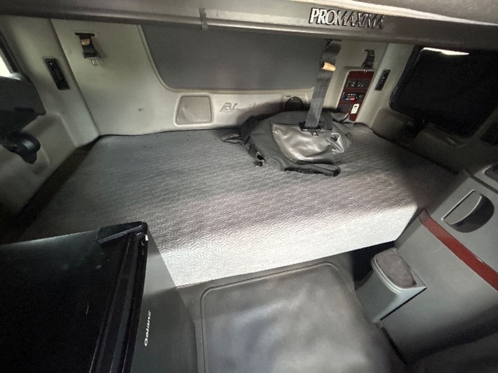 Sleeper Tractor-Heavy Duty Tractors-International-2017-LONESTAR-Houston-TX-327,960\n\t\tmiles-$ 75,000 - Image 17