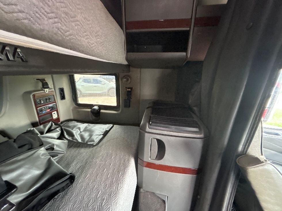 Sleeper Tractor-Heavy Duty Tractors-International-2017-LONESTAR-Houston-TX-327,960\n\t\tmiles-$ 75,000 - Image 18