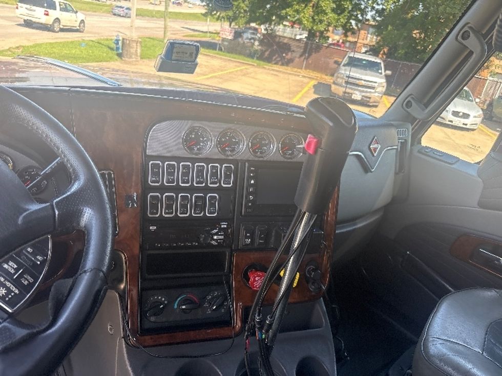 Sleeper Tractor-Heavy Duty Tractors-International-2017-LONESTAR-Houston-TX-385,037\n\t\tmiles-$ 71,000 - Image 12