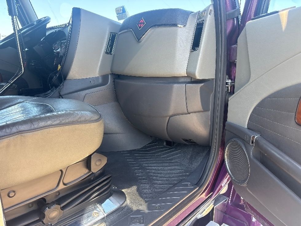 Sleeper Tractor-Heavy Duty Tractors-International-2017-LONESTAR-Houston-TX-385,037\n\t\tmiles-$ 71,000 - Image 13