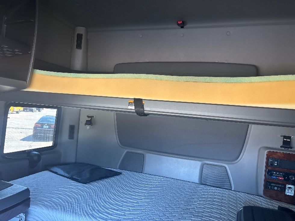 Sleeper Tractor-Heavy Duty Tractors-International-2017-LONESTAR-Houston-TX-385,037\n\t\tmiles-$ 71,000 - Image 15