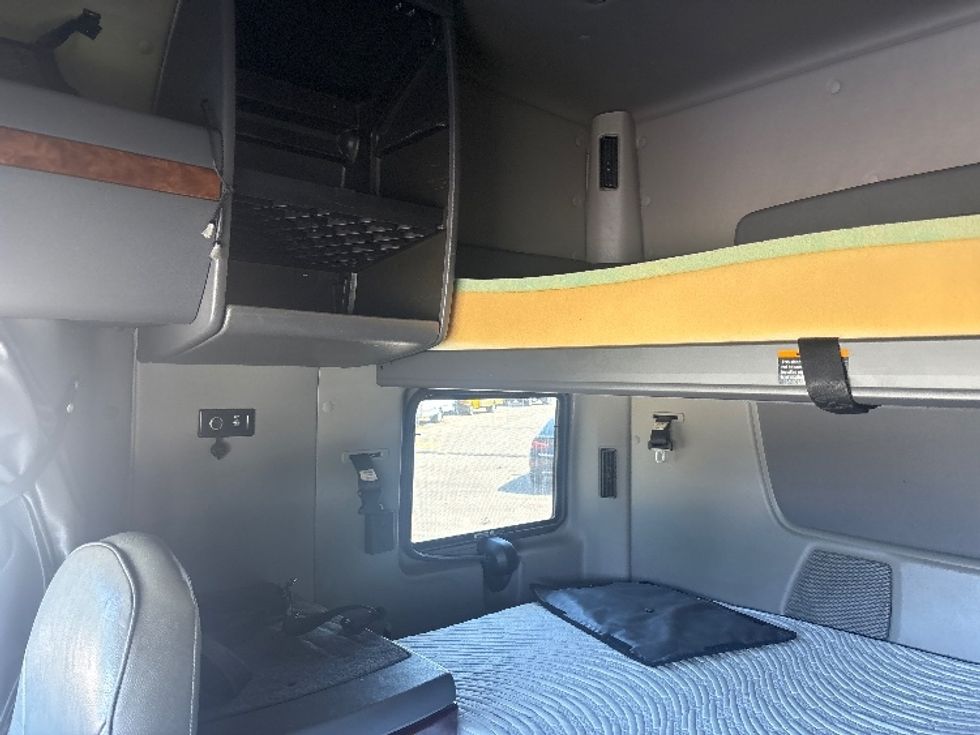 Sleeper Tractor-Heavy Duty Tractors-International-2017-LONESTAR-Houston-TX-385,037\n\t\tmiles-$ 71,000 - Image 16