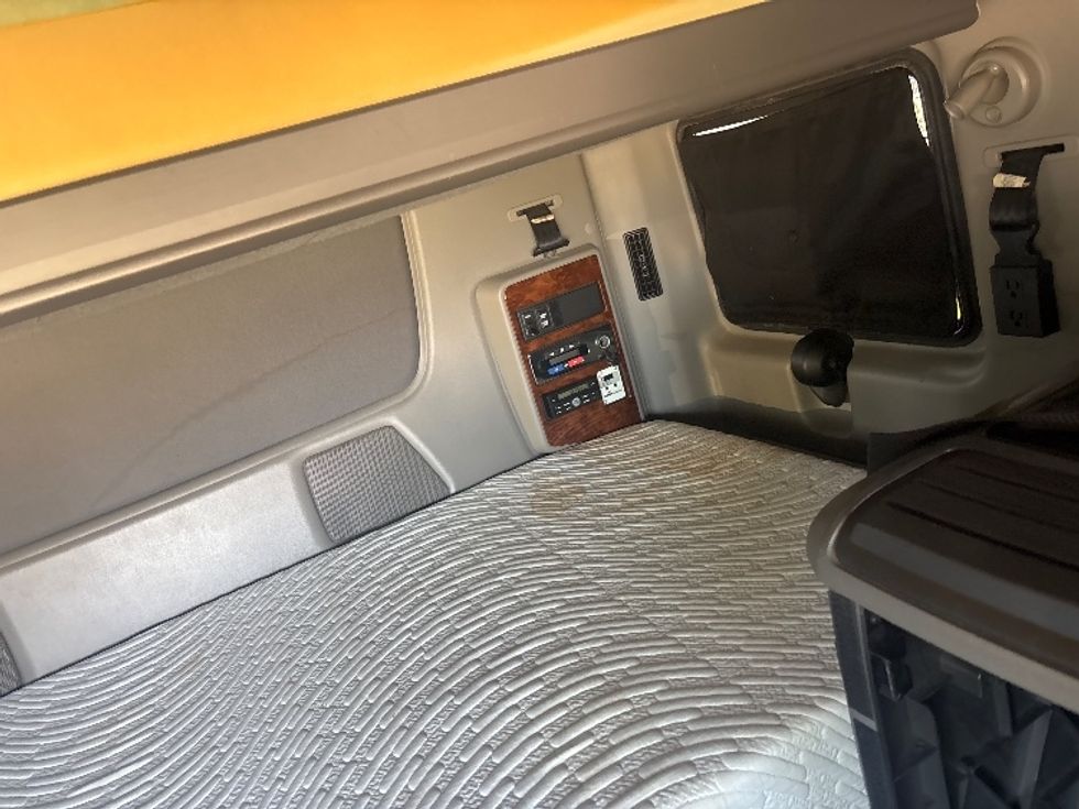 Sleeper Tractor-Heavy Duty Tractors-International-2017-LONESTAR-Houston-TX-385,037\n\t\tmiles-$ 71,000 - Image 17