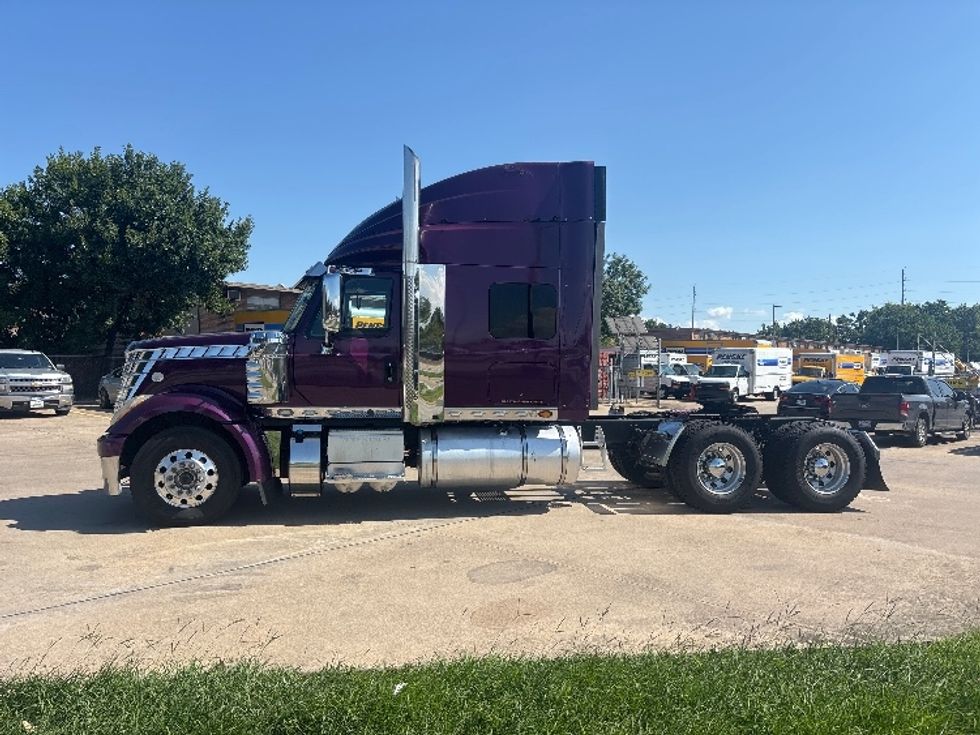 Sleeper Tractor-Heavy Duty Tractors-International-2017-LONESTAR-Houston-TX-385,037\n\t\tmiles-$ 71,000 - Image 4