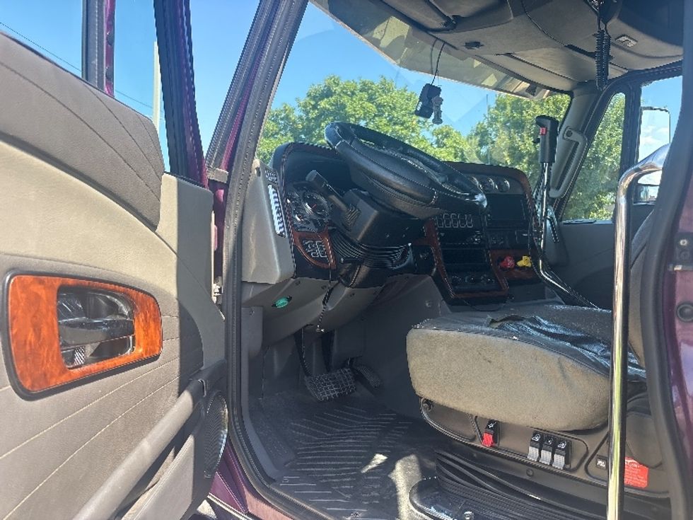 Sleeper Tractor-Heavy Duty Tractors-International-2017-LONESTAR-Houston-TX-385,037\n\t\tmiles-$ 71,000 - Image 9