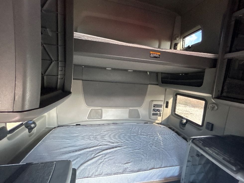 Sleeper Tractor-Heavy Duty Tractors-International-2018-LT625-Sturtevant-WI-329,755\n\t\tmiles-$ 45,000 - Image 16