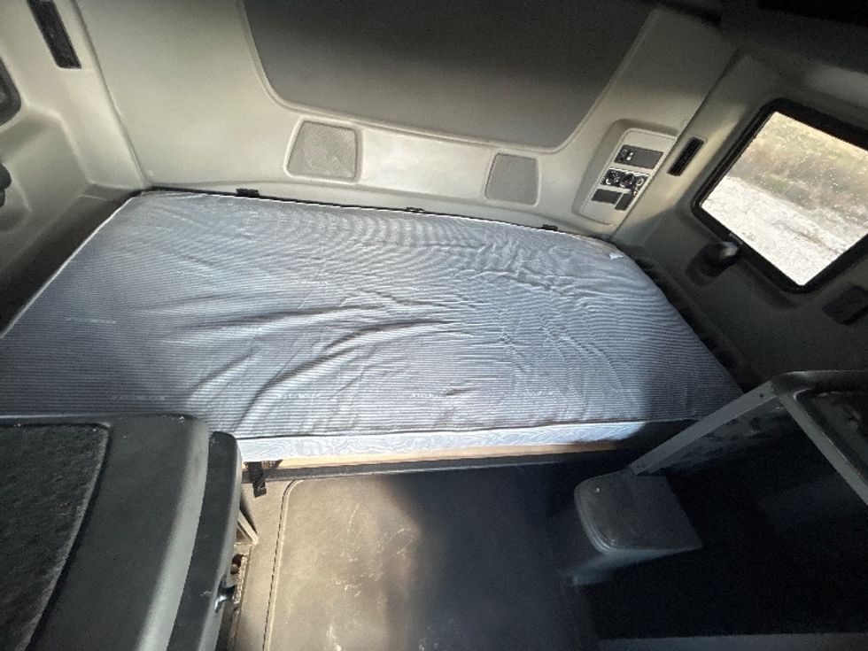 Sleeper Tractor-Heavy Duty Tractors-International-2018-LT625-Sturtevant-WI-329,755\n\t\tmiles-$ 45,000 - Image 17