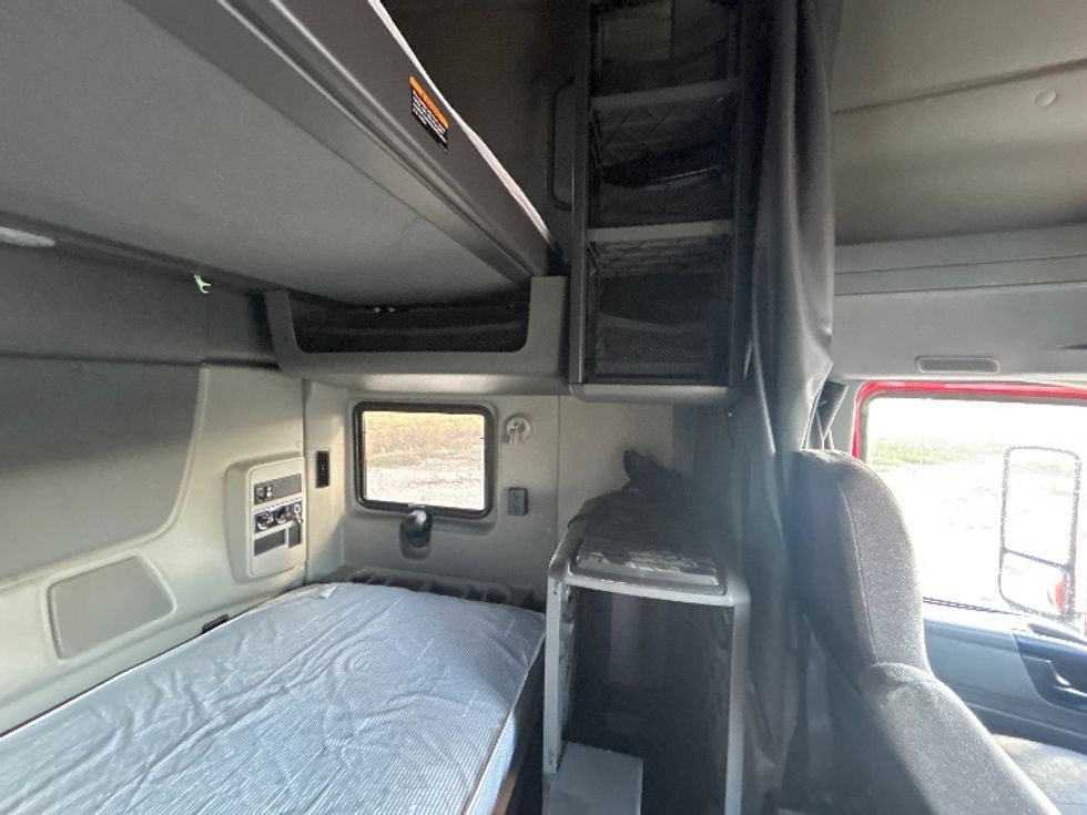 Sleeper Tractor-Heavy Duty Tractors-International-2018-LT625-Sturtevant-WI-329,755\n\t\tmiles-$ 45,000 - Image 18