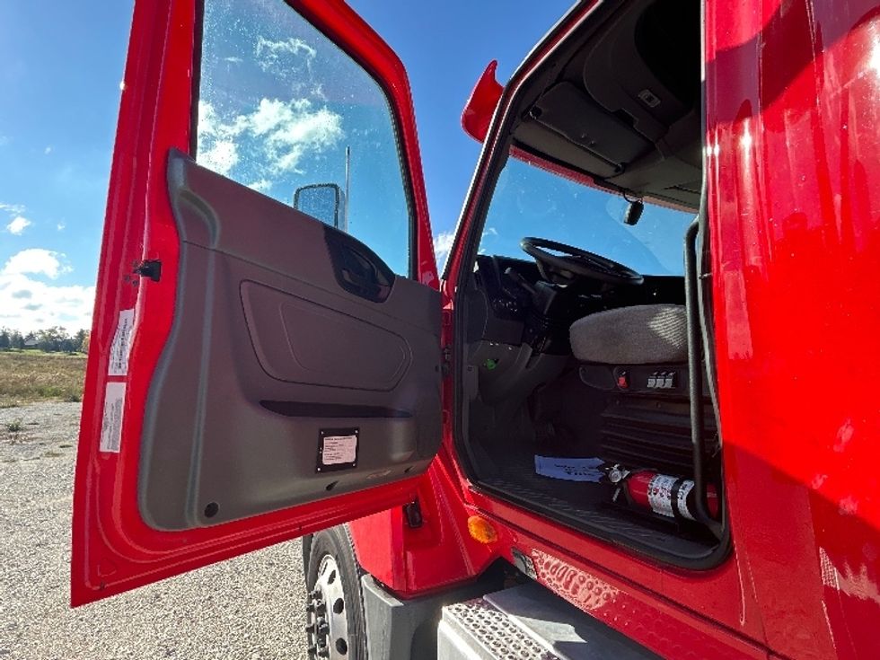 Sleeper Tractor-Heavy Duty Tractors-International-2018-LT625-Sturtevant-WI-329,755\n\t\tmiles-$ 45,000 - Image 9