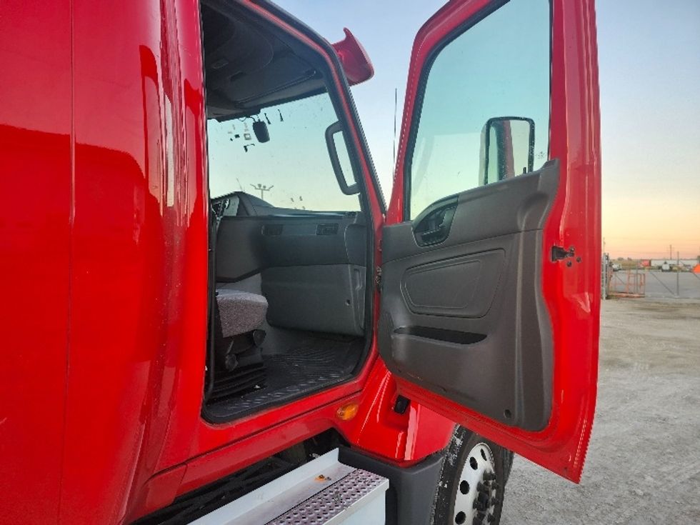 Sleeper Tractor-Heavy Duty Tractors-International-2018-LT625-Sturtevant-WI-337,415\n\t\tmiles-$ 44,500 - Image 13