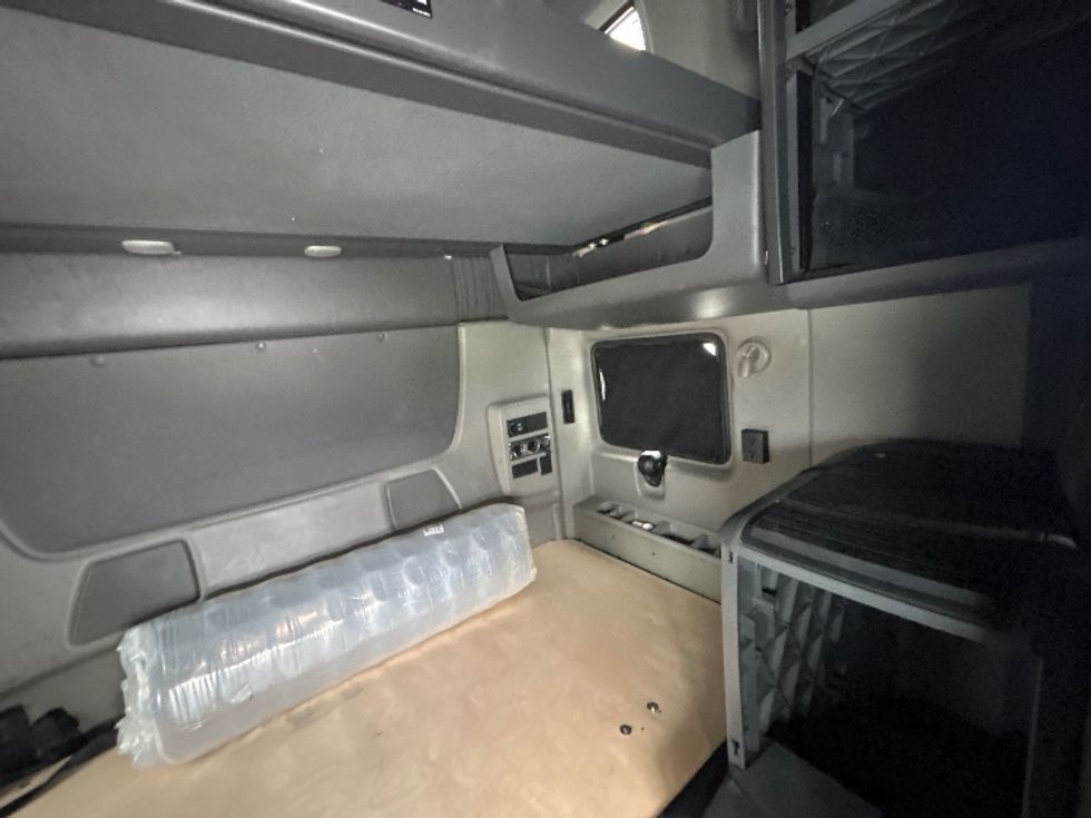 Sleeper Tractor-Heavy Duty Tractors-International-2018-LT625-Sturtevant-WI-339,626\n\t\tmiles-$ 42,250 - Image 17