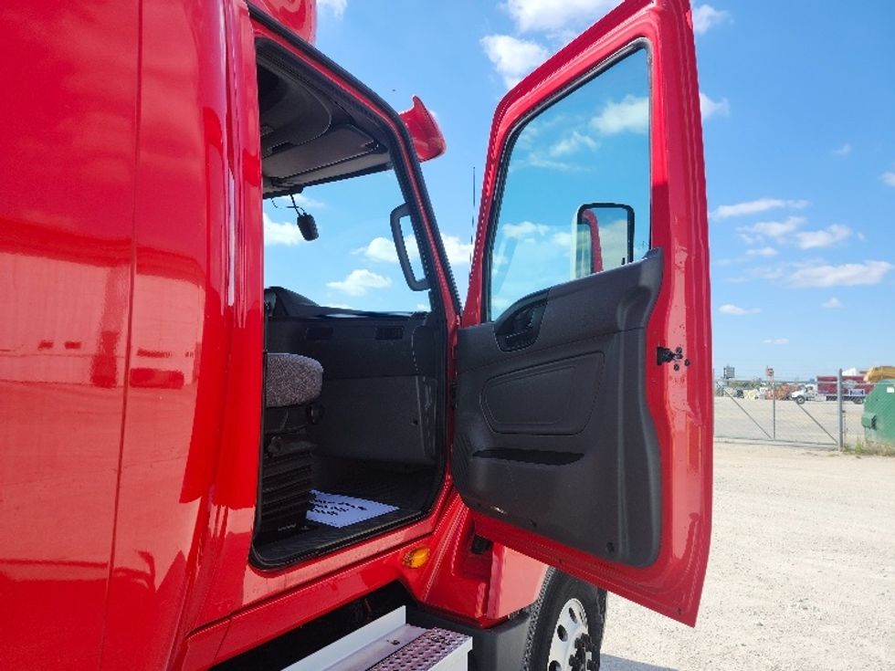 Sleeper Tractor-Heavy Duty Tractors-International-2018-LT625-Sturtevant-WI-351,907\n\t\tmiles-$ 41,750 - Image 13