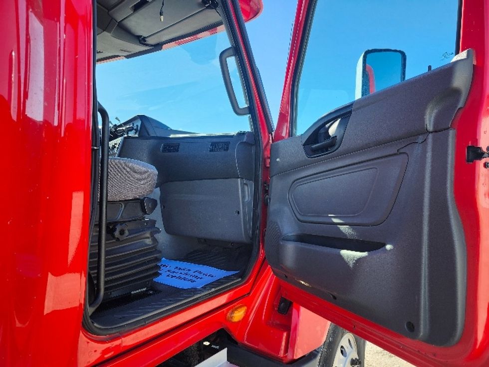 Sleeper Tractor-Heavy Duty Tractors-International-2018-LT625-Sturtevant-WI-385,994\n\t\tmiles-$ 43,000 - Image 13