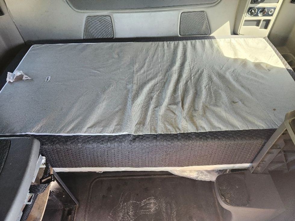 Sleeper Tractor-Heavy Duty Tractors-International-2018-LT625-Sturtevant-WI-385,994\n\t\tmiles-$ 43,000 - Image 17