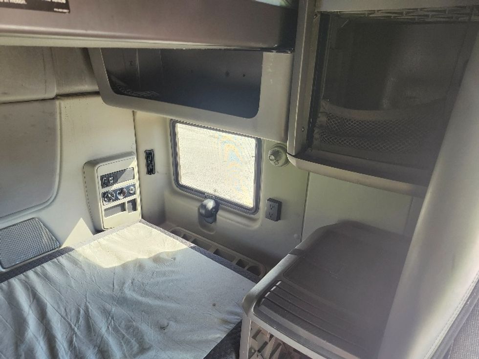 Sleeper Tractor-Heavy Duty Tractors-International-2018-LT625-Sturtevant-WI-385,994\n\t\tmiles-$ 43,000 - Image 18