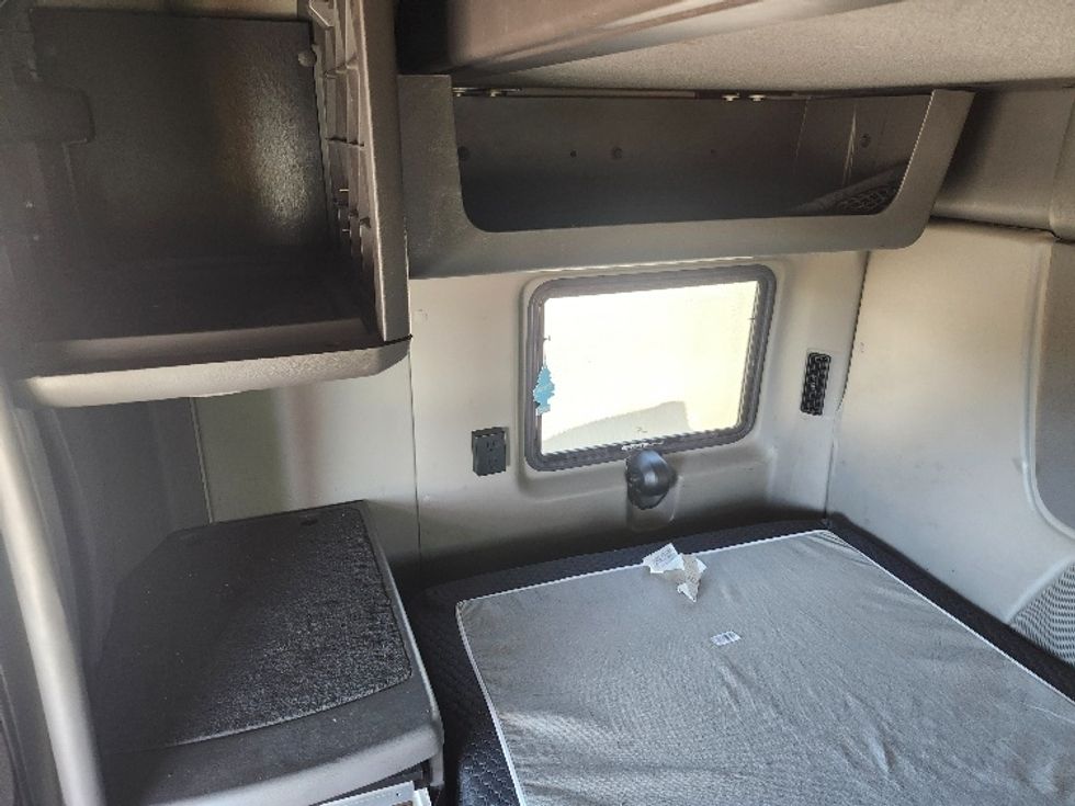 Sleeper Tractor-Heavy Duty Tractors-International-2018-LT625-Sturtevant-WI-385,994\n\t\tmiles-$ 43,000 - Image 19