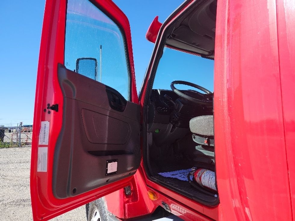 Sleeper Tractor-Heavy Duty Tractors-International-2018-LT625-Sturtevant-WI-385,994\n\t\tmiles-$ 43,000 - Image 9