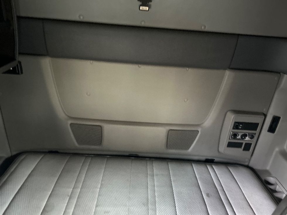 Sleeper Tractor-Heavy Duty Tractors-International-2019-LT625-Akron-OH-320,179\n\t\tmiles-$ 47,000 - Image 16