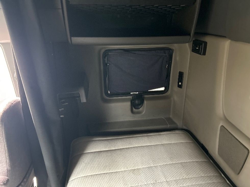 Sleeper Tractor-Heavy Duty Tractors-International-2019-LT625-Akron-OH-320,179\n\t\tmiles-$ 47,000 - Image 19