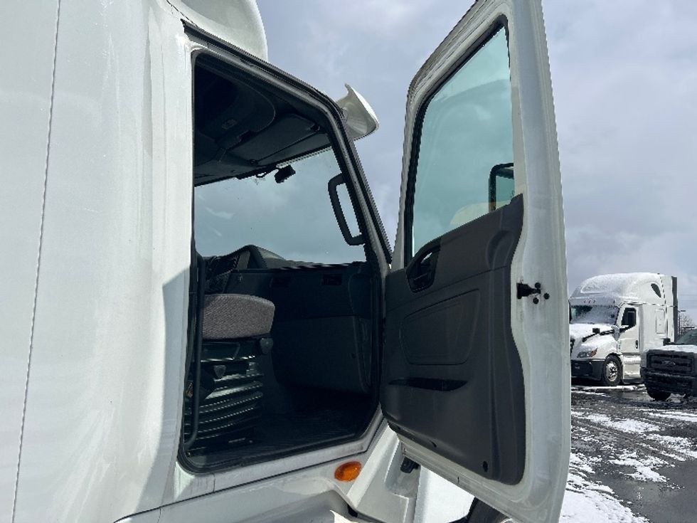 Sleeper Tractor-Heavy Duty Tractors-International-2019-LT625-Akron-OH-330,819\n\t\tmiles-$ 49,250 - Image 13