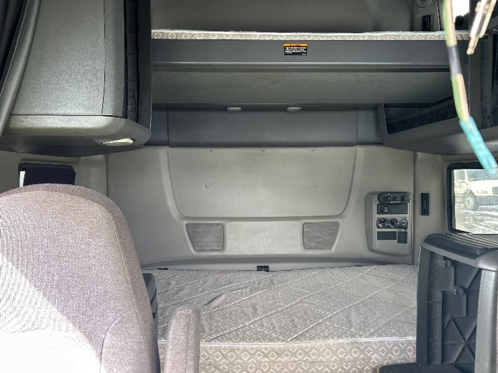 Sleeper Tractor-Heavy Duty Tractors-International-2019-LT625-Akron-OH-330,819\n\t\tmiles-$ 49,250 - Image 16