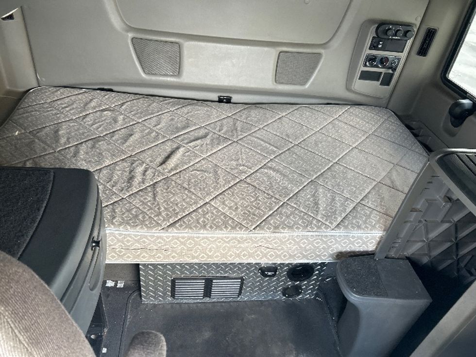 Sleeper Tractor-Heavy Duty Tractors-International-2019-LT625-Akron-OH-330,819\n\t\tmiles-$ 49,250 - Image 17