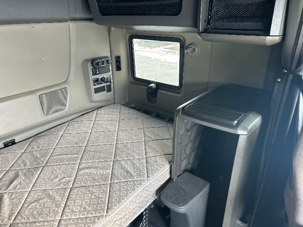 Sleeper Tractor-Heavy Duty Tractors-International-2019-LT625-Akron-OH-330,819\n\t\tmiles-$ 49,250 - Image 18