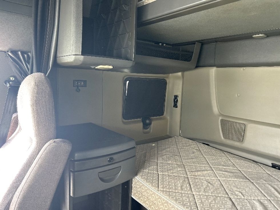 Sleeper Tractor-Heavy Duty Tractors-International-2019-LT625-Akron-OH-330,819\n\t\tmiles-$ 49,250 - Image 19