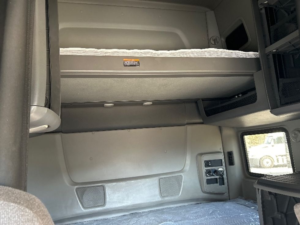 Sleeper Tractor-Heavy Duty Tractors-International-2019-LT625-Blountville-TN-490,395\n\t\tmiles-$ 38,250 - Image 16