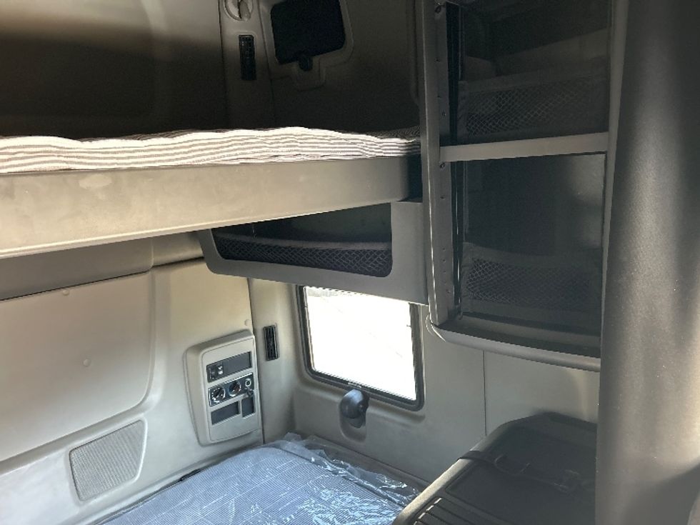 Sleeper Tractor-Heavy Duty Tractors-International-2019-LT625-Blountville-TN-490,395\n\t\tmiles-$ 38,250 - Image 18