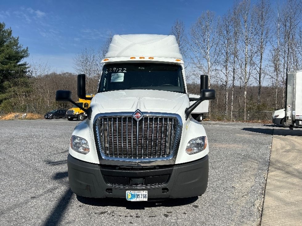 Sleeper Tractor-Heavy Duty Tractors-International-2019-LT625-Blountville-TN-490,395\n\t\tmiles-$ 38,250 - Image 2