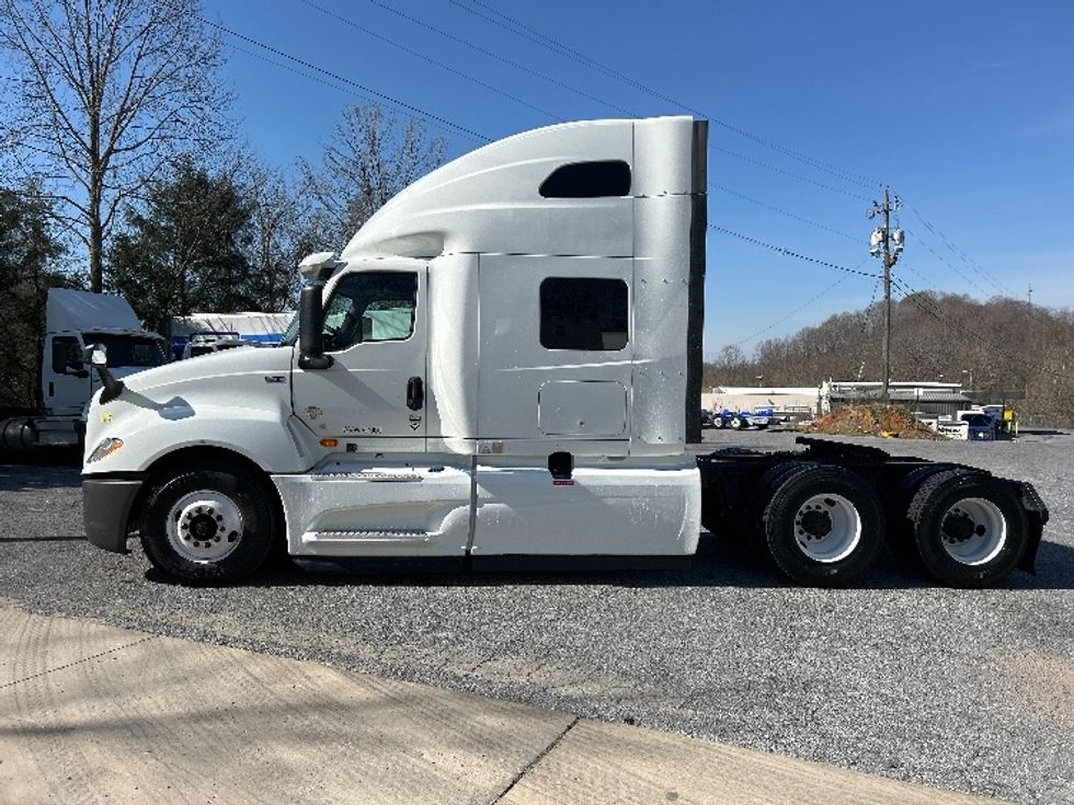 Sleeper Tractor-Heavy Duty Tractors-International-2019-LT625-Blountville-TN-490,395\n\t\tmiles-$ 38,250 - Image 4