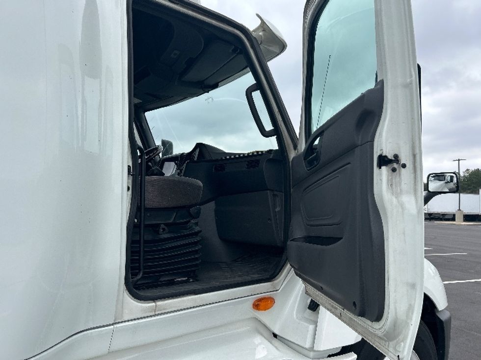 Sleeper Tractor-Heavy Duty Tractors-International-2019-LT625-Concord-NC-583,194\n\t\tmiles-$ 31,500 - Image 13